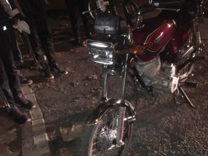 Bir Otomobil Ve İki Motosikletin Çarpıştığı Kazada 2 Kişi Yaralandı