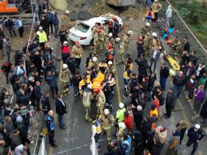 Başakşehir’de Feci Kaza Hafriyat Kamyonu Otomobilin Üzerine Devrildi