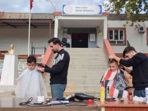 Öğrencilerin Okul Bahçesinde Tıraş Keyfi
