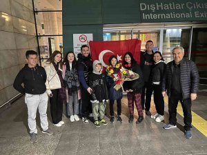 Nazlı Efe Çiçeklerle Karşılandı