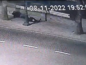 İ̇stanbul’da Uçan Tekme Dehşeti Kamerada: Evine Giderken Saldırıya Uğradı