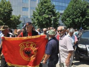Kosova Başbakanlık Binasının Önü Savaş Alanına Döndü