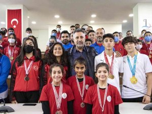 Bayraklı Belediyesi’nden 3 Yılda 666 Madalya