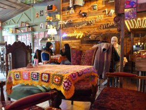 İ̇l İl Gezerek Topladığı Eski Eşyalarla Açtığı Kafe İlgi Görüyor