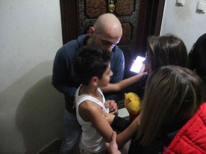 Kapısı Balyozla Kırılıp Girilen Dairedeki Çocuk Bitkin Halde Bulundu