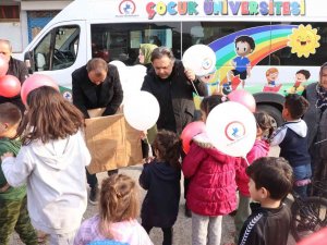 Depremin Sarstığı Çocuklara Sevgi Eli