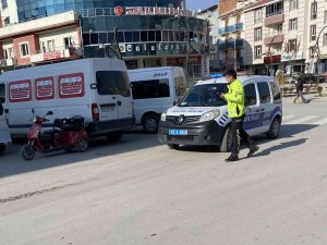 Kamyonet İle Elektrikli Üç Tekerlekli Bisiklete Çarpıştı: 1 Yaralı