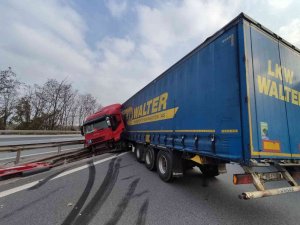 Otoyolda Makaslayan Tır Bariyerlere Çarptı: 1 Yaralı