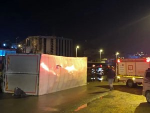 Yalova’da Kontrolden Çıkan Kamyon Devrildi: 1 Yaralı