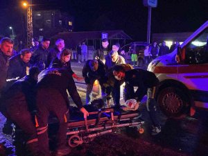 Motosiklet Dönüş Yapan Ticari Taksiyle Çarpıştı: 2 Yaralı