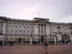 Kraliçe 2. Elizabeth’in Nedimesi Irkçı Soruları Sonrası İstifa Etti