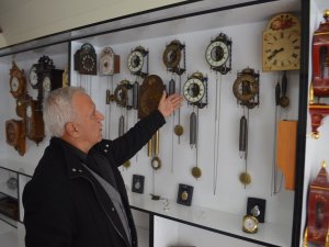 Bu İş Yeri Antika Saatlerle Geçmişe Yolculuğa Çıkarıyor