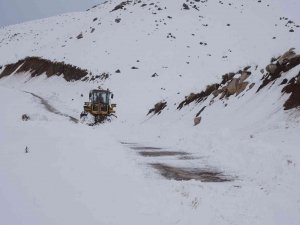 Şırnak’ta Mevsimin İlk Karı 1 Metreyi Buldu
