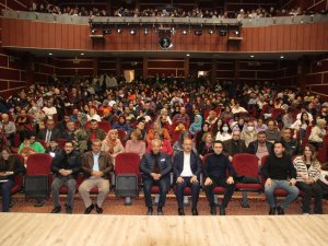 “Ziyafet Sofrası” Akşehirli Tiyatro Severlerle Buluştu