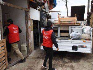 Evi Yanan Yaşlı Kadına Belediyeden Yardım Eli Uzandı