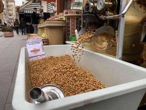 Soğuk Havada Kokusu Ve Dumanı Sokağa Dağılan Leblebi Vatandaşın Gözdesi