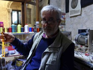 500 Yıllık Dükkanda İşini Sabırla Yapıyor