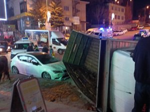 Büyükbaş Hayvan Yüklü Kamyon Devrildi