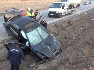Trafik Levhalarına Çarpan Otomobil 150 Metre Sürüklendi: 2 Yaralı