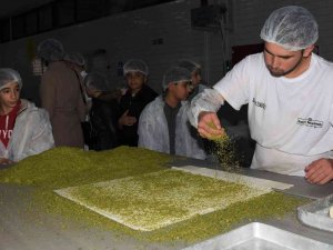 Diyarbakır’da Öğrenciler, Tatlının Yapım Aşamasını Yerinde Gördü