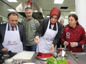 Vali Aşçı Önlüğünü Giyinip Ocağın Başına Geçti