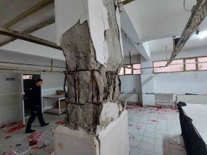 Küçükçekmece’de 24 Yıllık Binanın Kolonları Patladı