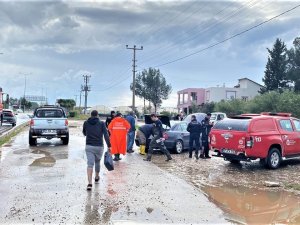 Antalya’da Sağanak Yağışta Araçlar Yollarda Kaldı