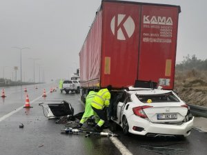 İ̇zmir-i̇stanbul Otoyolunda Feci Kaza: 2 Ölü 2 Yaralı