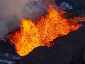 Hawaii’deki Mauna Loa Yanardağı Lav Püskürtmeye Devam Ediyor
