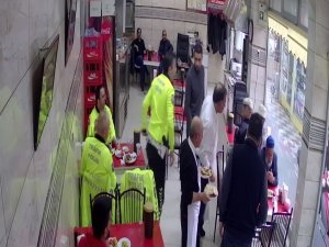 Nefes Borusuna Yemek Kaçan Yaşlı Adamı Polis Memuru Böyle Kurtardı