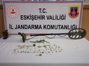 Evinin Bahçesinde Kaçak Kazı Yapan Şahsa Jandarma Operasyonu