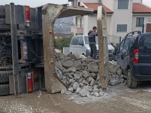 Yalova’da Moloz Yüklü Hafriyat Kamyonu Devrildi