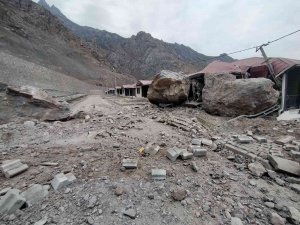 Dev Kayalar Yeni Yerleşim Yerindeki Evlerin Üzerine Düştü