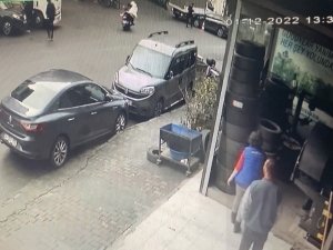 Şişli’de Motosikletteki 2 Kişiye Silahlı Saldırı: Olay Anı Kameraya Yansıdı