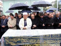 Bakan Atalay'ın kardeşi toprağa verildi