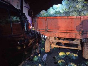 Hafif Ticari Araç Lahana Yüklü Römorka Çarptı: 2 Yaralı