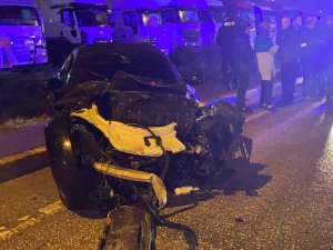 Ataşehir’de 3 Aracın Karıştığı Kazada Anne İle Kızı Yaralandı