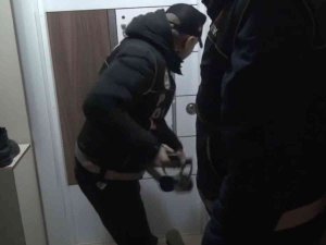 Zehir Tacirlerine Koçbaşıyla Gece Operasyonu: Tuvaletten Uyuşturucu Çıktı