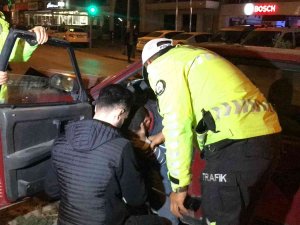 Kazada Yaralanan Sürücüye İlk Müdahaleyi Yoldan Geçen Sağlık Çalışanı Yaptı