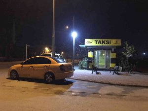 Temizlik Fırçası Ve Paspas Sopalarıyla Taksicilere Saldırdılar... O Anlar Kamerada