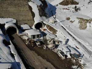 Eğibel’e Kar Düştü, Tünel Tek Şeritten Ulaşıma Açıldı