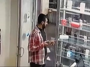 Dükkanda Kimsenin Olmadığı Anlayan Hırsız, Vitrindeki Telefonu Çaldı