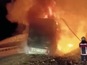Kaza Yapan Kamyon Alev Aldı
