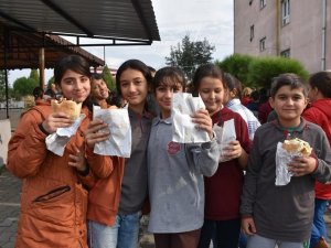 Germencik’te 700 Öğrenciye Balık Ekmek Dağıtıldı
