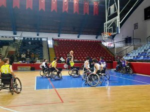 Lise Öğrencileri Tekerlekli Sandalye İle Basketbol Maçı Oynadı