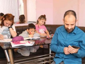 Görme Engelli Babalarının Karanlık Dünyasına Işık Oldular