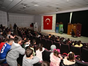 Çocuklar Tiyatro Oyunu İle Hem Eğlendi Hem Dostluğu Öğrendi