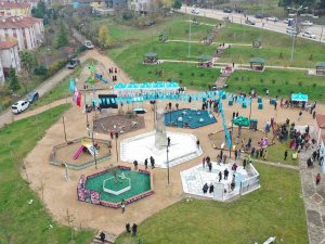 Bu Parkta Otomobil Lastikleri Salıncak, Elektronik Atıklar Aydınlatma Direği