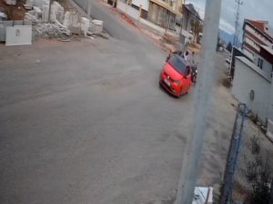 Otomobile Çarpan Motosikletteki 2 Kişi Metrelerce Savruldu