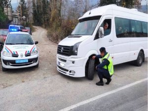 Jandarmadan Kış Lastiği Uygulaması